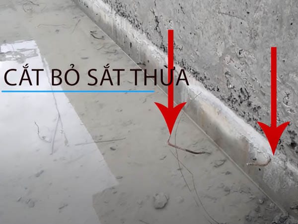 Cắt bỏ sắt thừa bề mặt hồ bơi